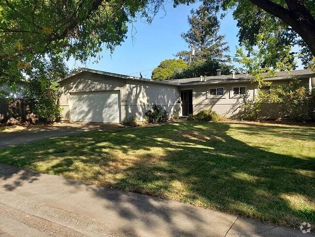 Building Photo - This 3 bed 2 bath house is located close t...