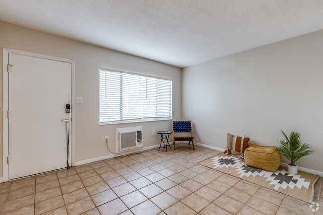 1 BR, 1 BA - 640SF