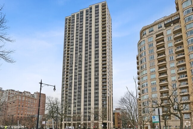 Building Photo - 2500 N Lakeview Ave Unit 403 Rental