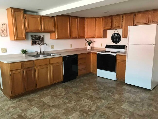 Building Photo - 767 E 5th St Unit 767 b