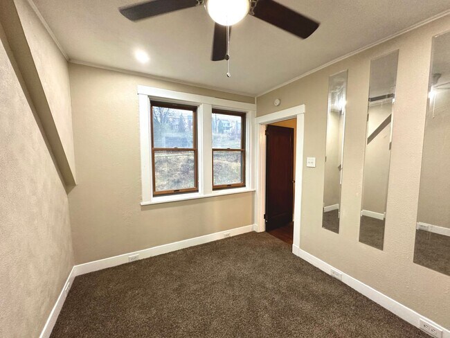 Photo - Updated 2 Bed/1 Bath Apartment in Greenfie... Unidad Apt 2