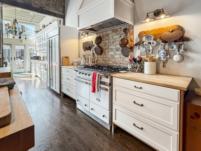 Building Photo - 1917 W Belmont Ave