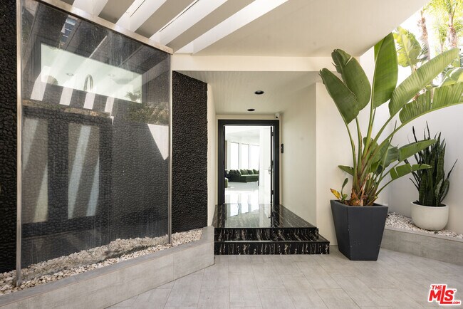 Photo - 2231 Sunset Plaza Dr