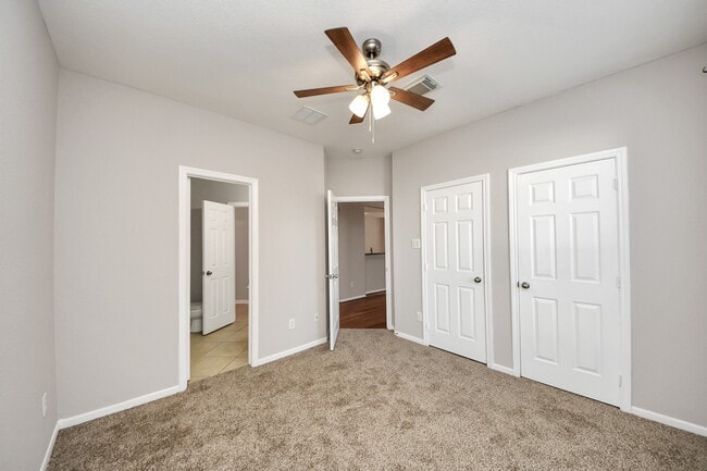 Photo - 4422 Roundtree Ln