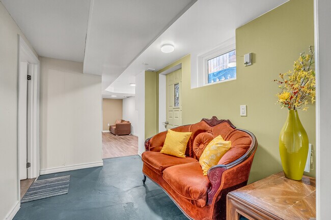 Photo - 759 Eglinton Av E