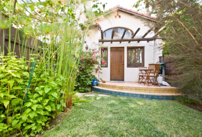 Private entrace and fence in yard - 2112 Walnut Ave Apartamentos