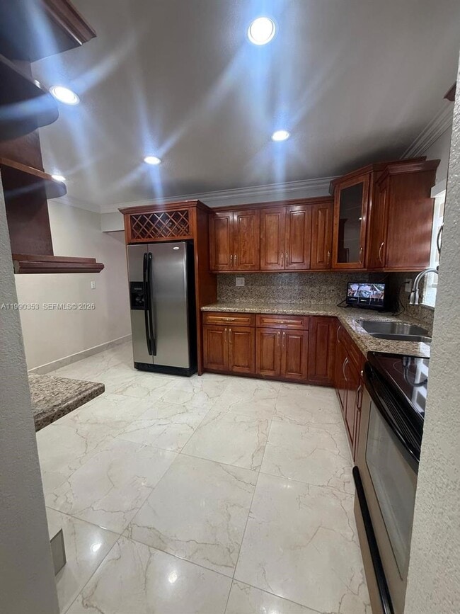 Photo - 281 W 17th St