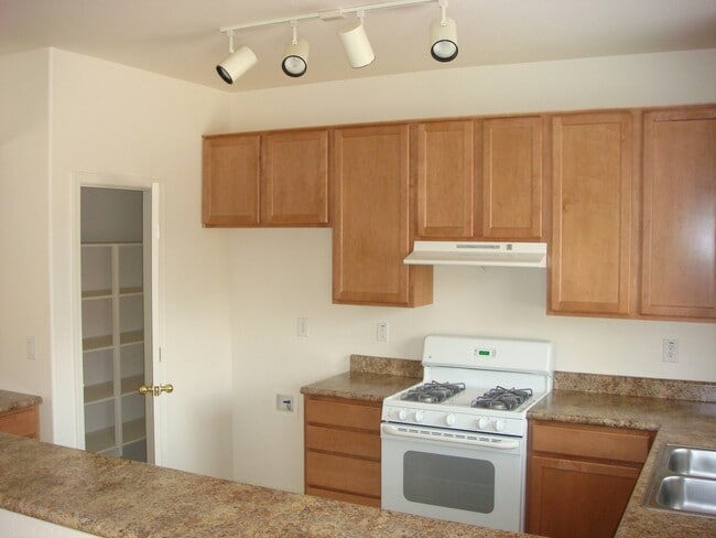 Photo - 608 N Robles St