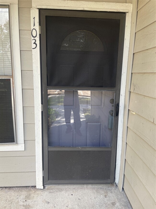 Building Photo - 17401 Red Oak Dr Unit 103