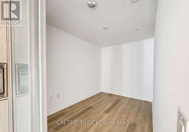 Photo - 86 Dundas St E Unit 618