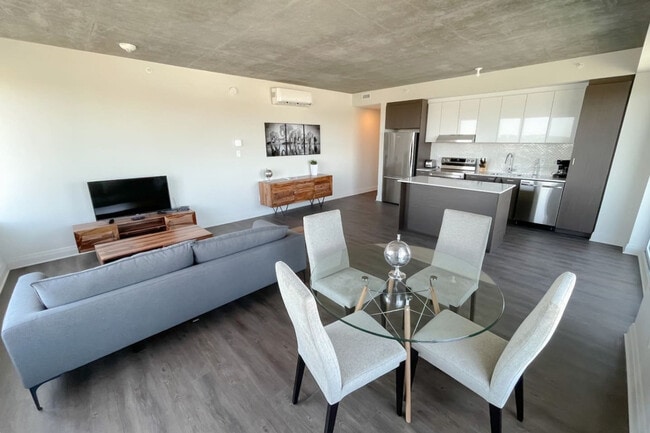 Building Photo - 11201 Boul Cavendish