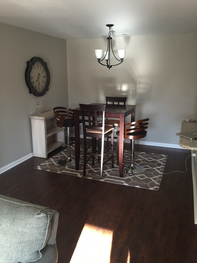 dining area - 605 Admiral Dr Unit 205