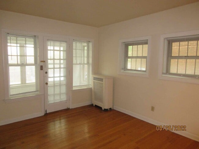 Photo - Available September 2026 Large Remodeled 1 Bedroom Apartment with Free Heat! Unidad 1B