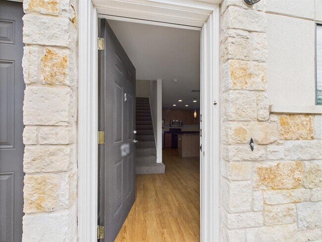 Photo - 711 W 32nd St Unit 108