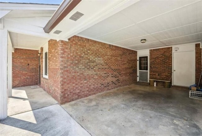 Photo - 886 Perimeter Rd