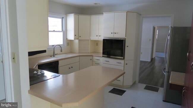 Building Photo - 1043 W Areba Ave