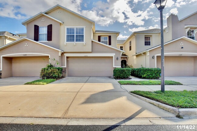 Beautiful 3/2.5 Spacious Townhome with a 2... - Beautiful 3/2.5 Spacious Townhome with a 2...