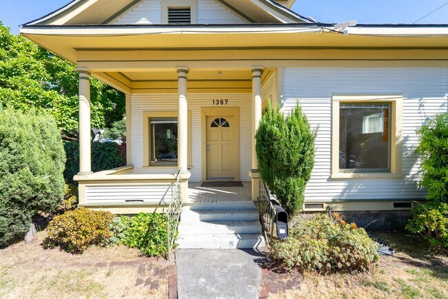 Building Photo - 5 Bedroom 2 Bathroom House - AVAILABLE JULY 2026 - MAY 2027