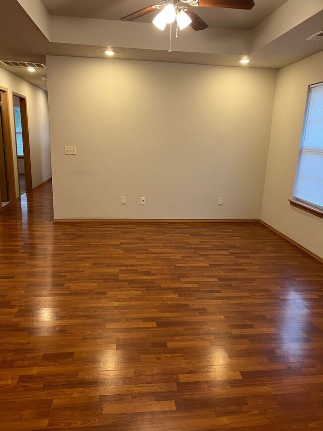 Photo - 3 bedroom, 2 bathroom, 2 car garage duplex in Republic