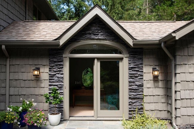 Building Photo - 42 Lake Pleasant Rd