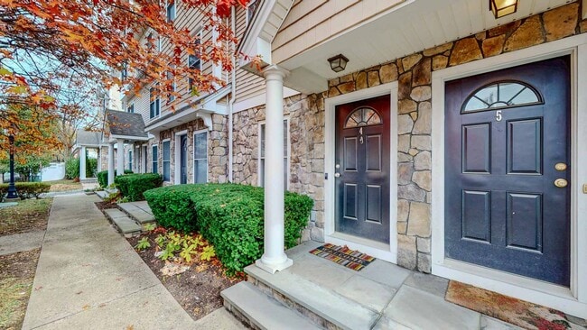 Photo - Spacious 2-Bedroom Townhouse with Loft – P...