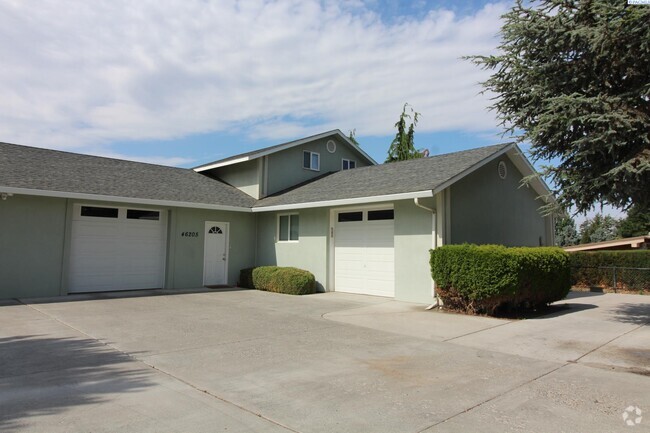 Building Photo - 3 bed, 2 bath attached House on Pasco River