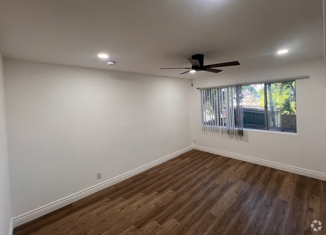 Building Photo - Modern 2-Bedroom Apartment in Gated Van Nu... Unit 6