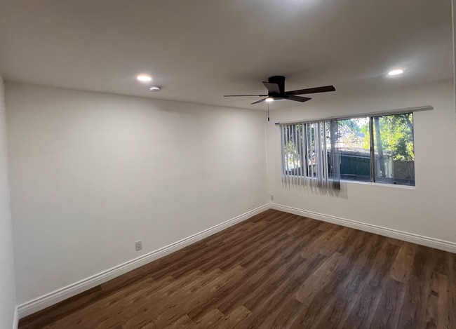Building Photo - Modern 2-Bedroom Apartment in Gated Van Nu... Unit 6