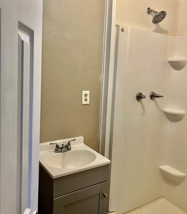 Building Photo - 902 Airline N