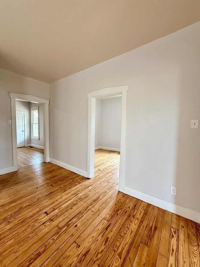 Photo - 37 N Kinzer Rd