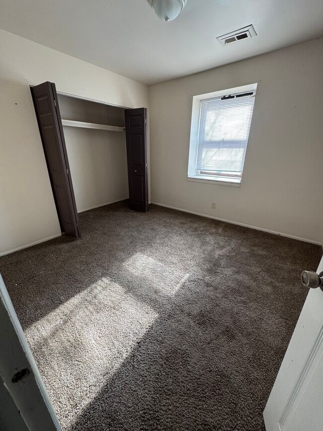 Building Photo - 601 W 8th St Unit C