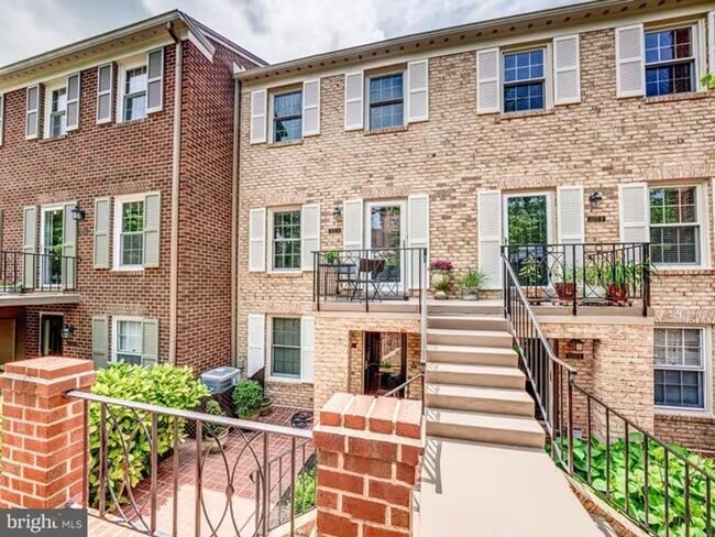 Building Photo - Sun-Drenched 2BR/2.5 BA Townhouse Condo in Gated Sutton Place