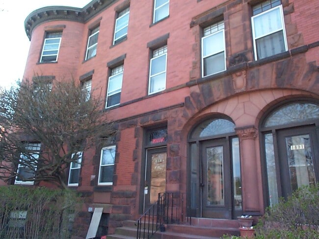 Building Photo - 1887 Beacon St Unit 1