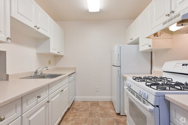 2BR, 2BA - 956SF - Kitchen - Mission Bay Apartments