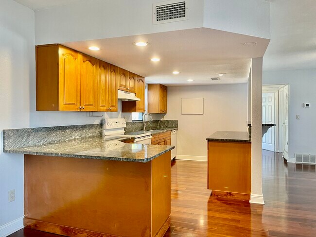 Photo - 1730 Long St