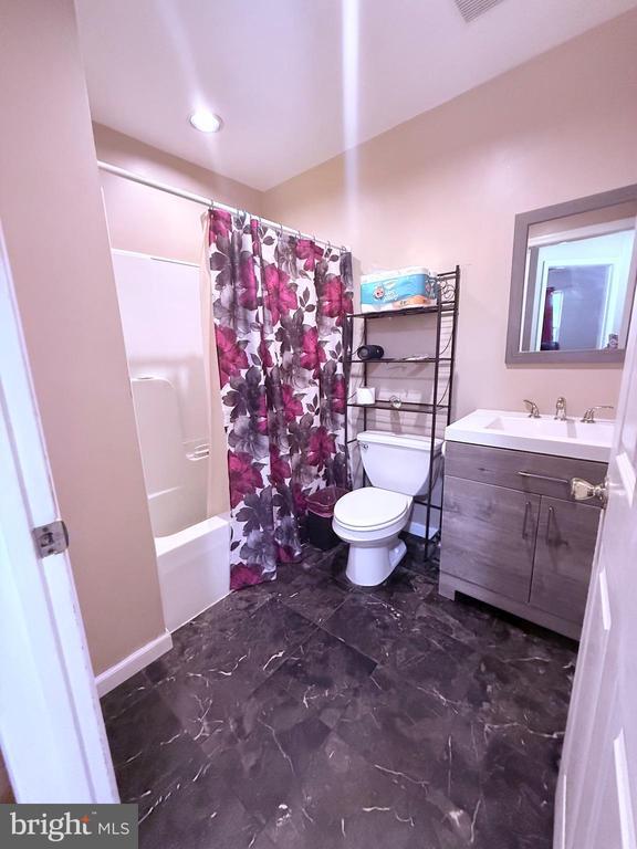 Photo - 697 Johnstone St