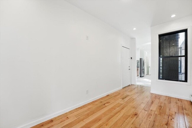 Photo - 138 Leonard St Unidad 2-R