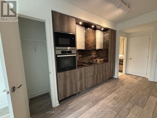 Photo - 11 Yorkville Ave Unité 1614