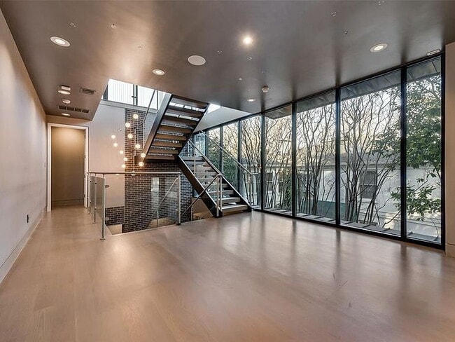 Building Photo - "Luxurious 3-Bed Oasis with 5 Full Baths in Prime Dallas Location - 4,666 Sq Ft of Elegance!"