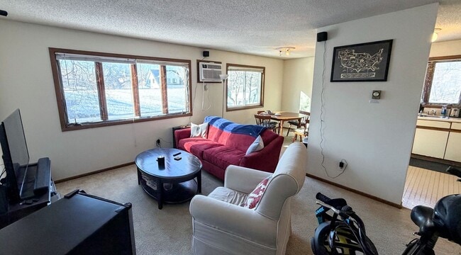 Photo - Spacious 3-Bedroom just off Como Ave! Unidad 1033