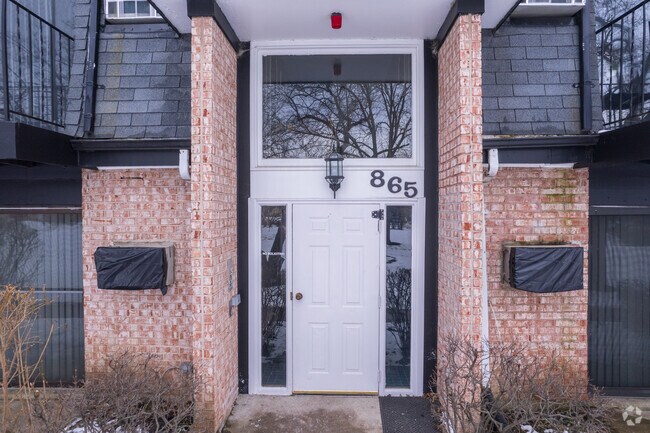 Entrance - 840-985 Westmoreland Dr