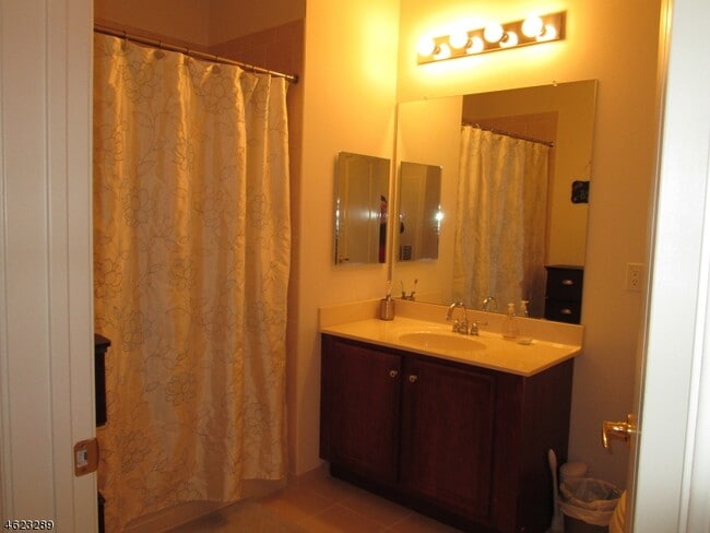 FULL BATH W/TUB & SHOWER - 2411 Ramapo Ct