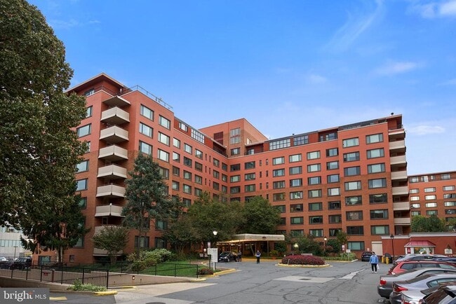 Building Photo - 1021 Arlington Blvd Unit 1131