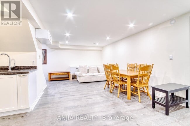 Photo - 37 Allangrove Crescent