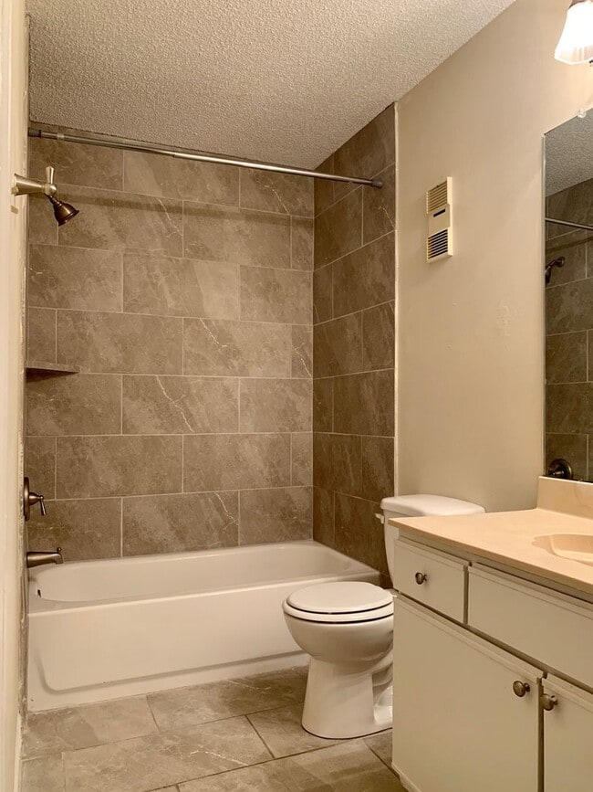 Building Photo - 1 bedroom on LSU bus route