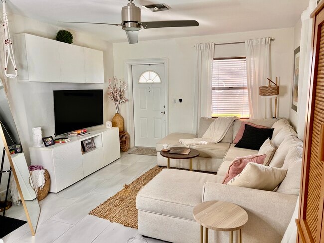 Building Photo - 723 W Palm St