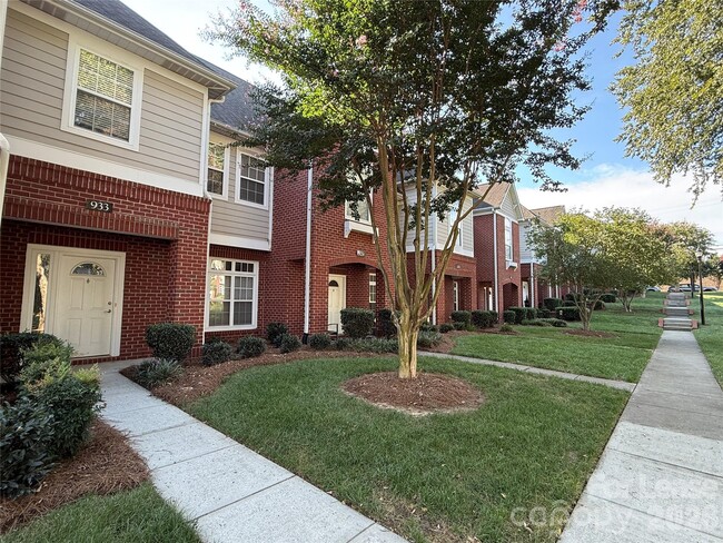 Photo - 933 Central Park Cir