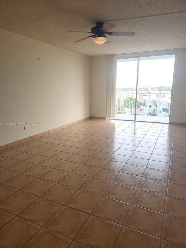 Photo - 1465 NE 123rd St Unidad 806