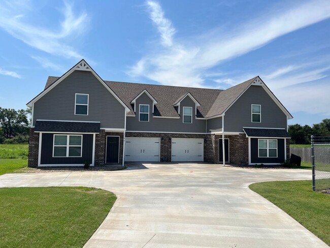 Building Photo - COX-NORTHRIDGE DRIVE TOWNHOMES Unit B