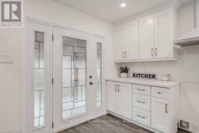 Photo - 16 Upper Canada Dr